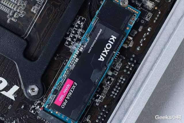 固态硬盘|读取达到7300MB/S的PCIe 4.0固态硬盘，猜猜我们实际跑了多少？