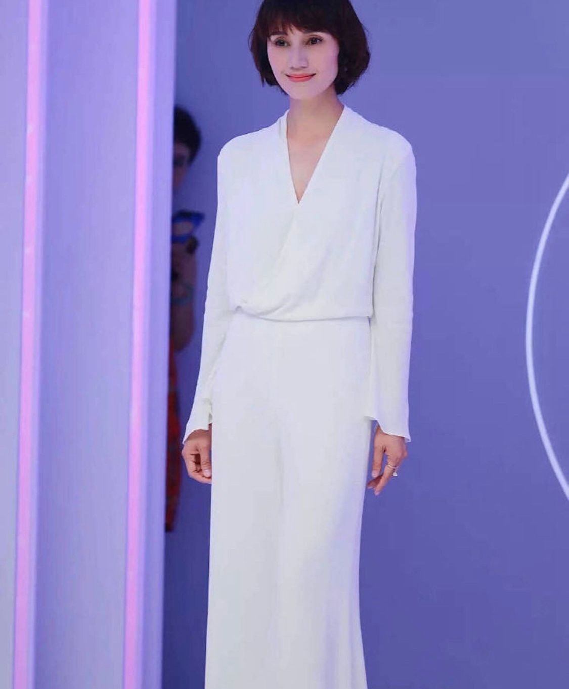 连体裤|袁泉路透图曝光，穿白色连体裤又瘦了不少，配锁骨发气质依旧出众