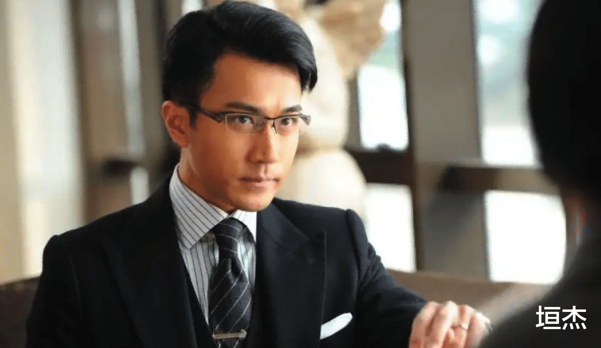 王一博|戴眼镜也好看的18位男星：肖战斯文、王一博惊艳、杨洋冷峻