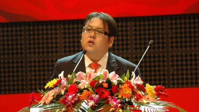 李兆会|李兆会放弃学业继承百亿家产，高调娶明星，现在靠剃须刀再赚千亿