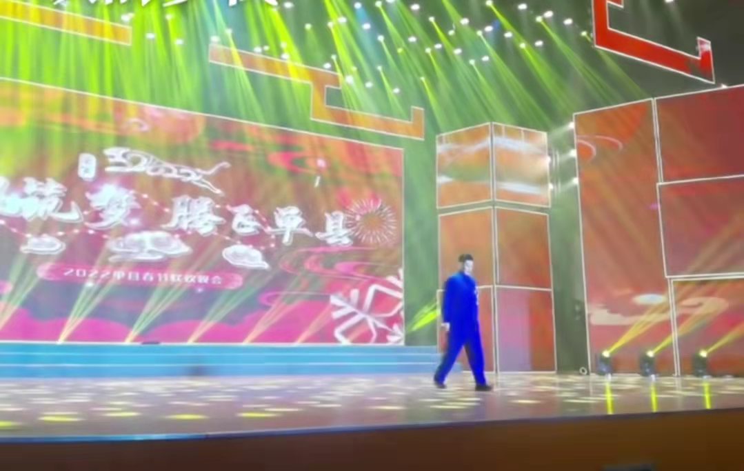 春晚|大衣哥登县级春晚,遭网友恶语相向,陈亚男打电话给朱之文拜年