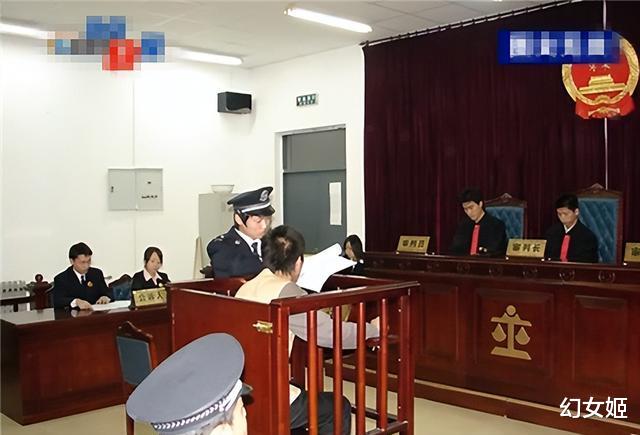 2015年武汉女子与情人卧室亲热,被丈夫捉奸在床,冲动行为酿血案