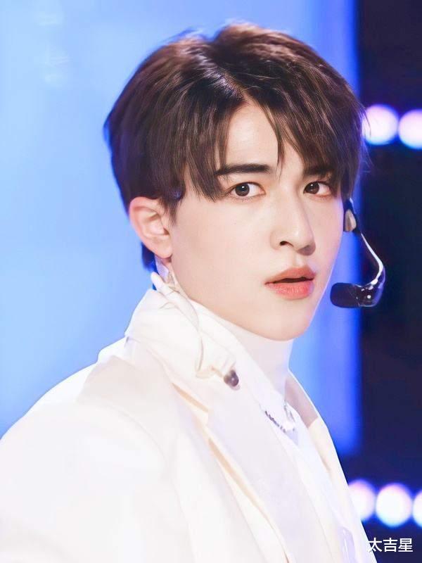 尹浩宇|网友：韩国舞台真屌，放内娱得被骂死。这4位明星舞台事故算个啥