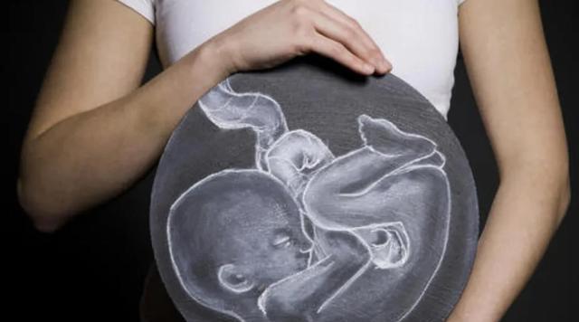 为何女性生殖期这么短,且要经历更年期?或是为了帮助人类进化