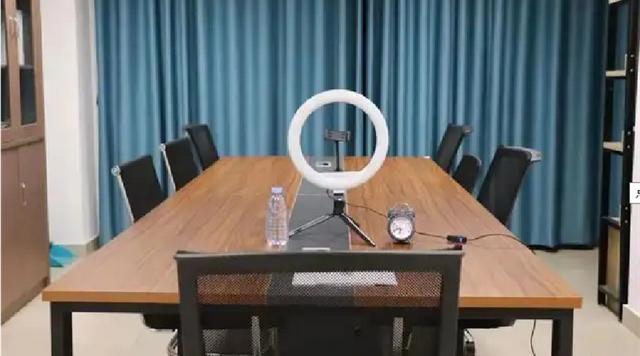 高校|劳动时评丨小小面试间,服务大智慧