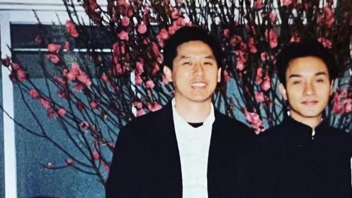 唐鹤德|唐鹤德晒张国荣新年旧照，笑容灿烂心情佳，逝世19年至今未娶妻