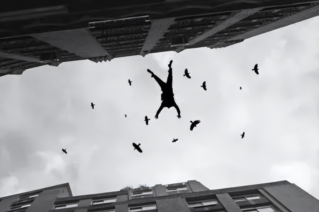 情夫遭捉奸翻出阳台,意外坠亡后家属大闹:你不捉奸他能摔死?