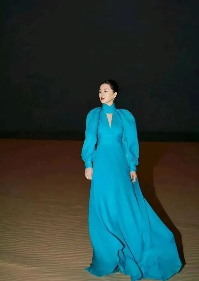 谭维维|歌手谭维维晒书法作品，小行书耐看，娱乐圈中极少人能写这么好看