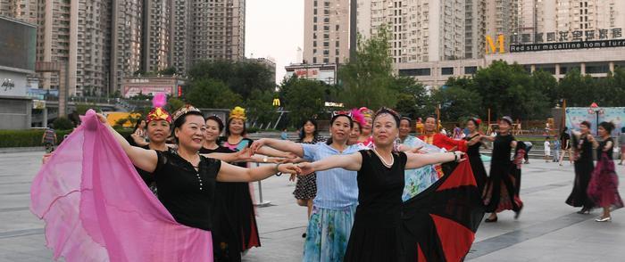大妈们深夜跳广场舞被暴打!不听劝阻放三个音箱,最严重被打骨折