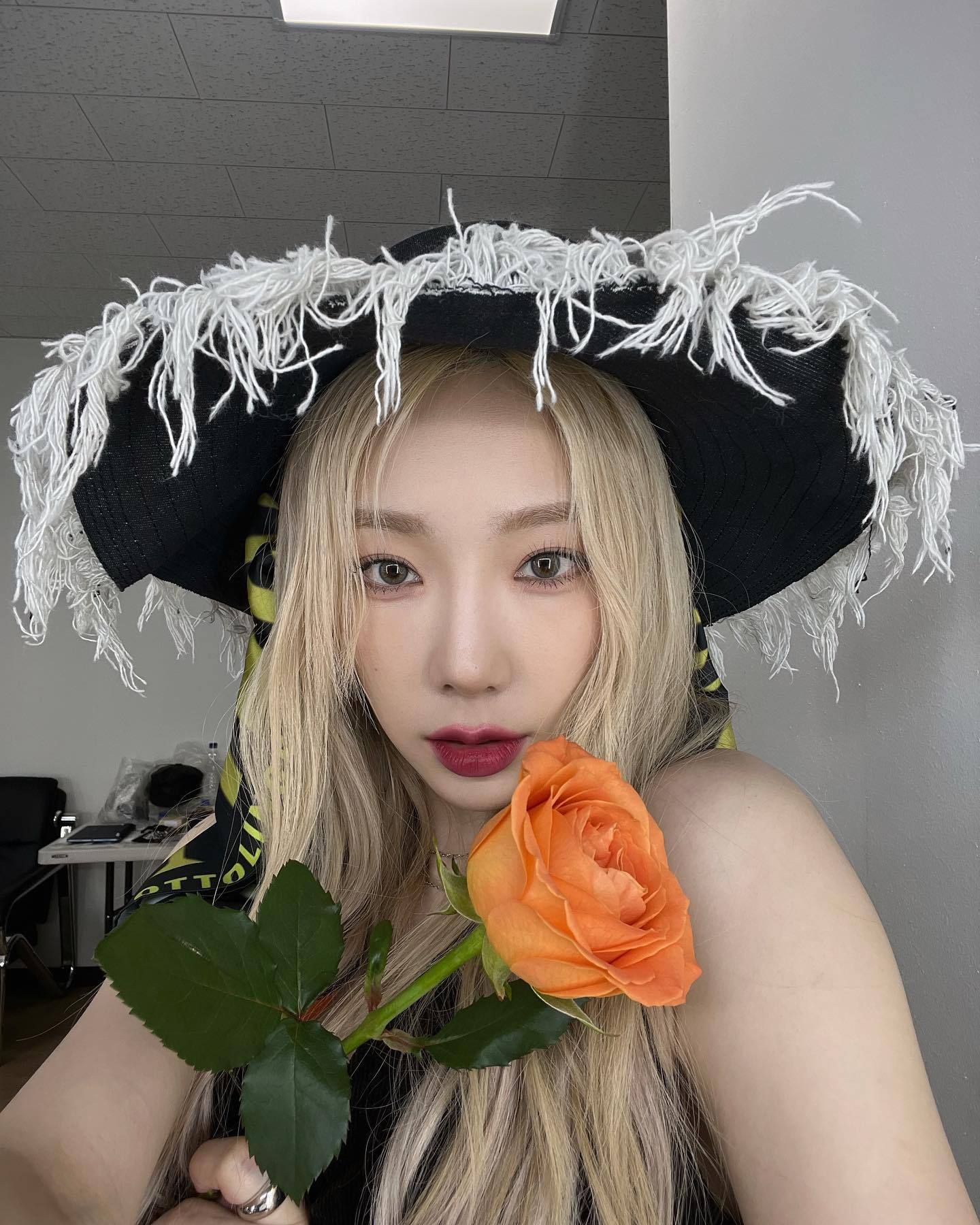 李承铉|变身“魔女”，少女时代泰妍紧身马甲，秀出迷人身材，诱惑力爆发