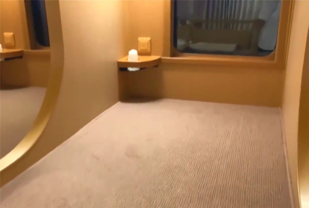 他乘坐日本卧铺火车，直言体验很不错：床铺很干净，还能洗澡