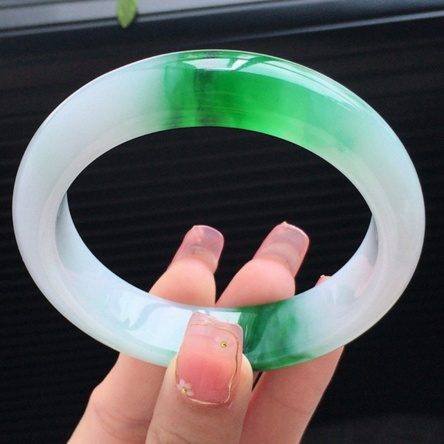 翡翠|20吨的翡翠原石，才开出一丁点儿绿，怪不得说“翡翠以绿为贵”