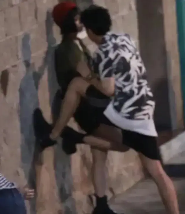 黄子韬|黄子韬驾豪车载徐艺洋吃料理，女方穿豹纹外套表情傲娇，疑已同居