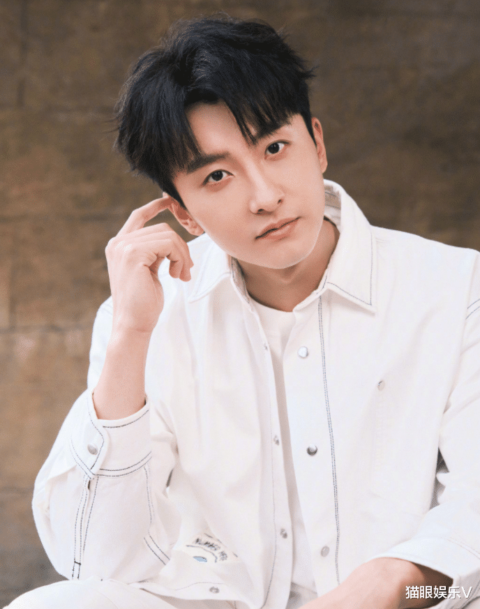 牛骏峰|牛骏峰疑恋情曝光，与美女在球场上秀恩爱，女方多次前往男方家中