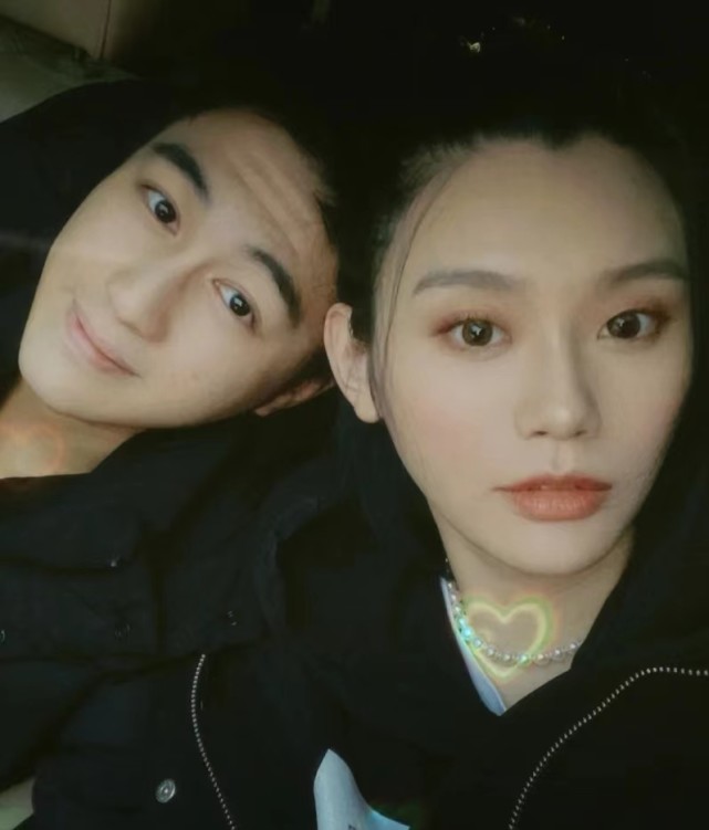 奚梦瑶|奚梦瑶亲自给老公理发,何猷君看见电推子秒变温顺,两人互动像玩过家家,好有爱