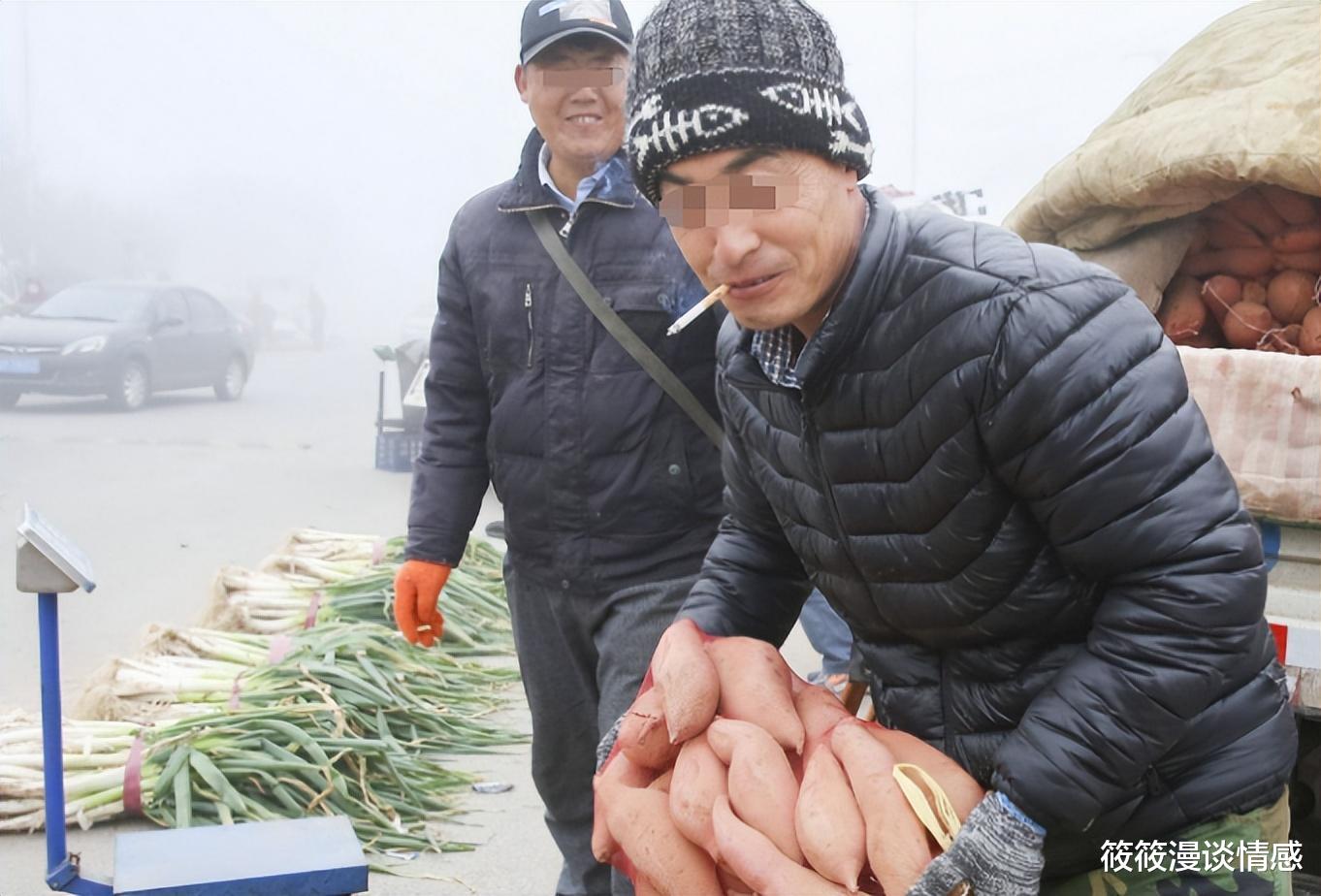 母亲抛弃子女只顾享乐,晚年患病惨遭现任抛弃,儿子:活该
