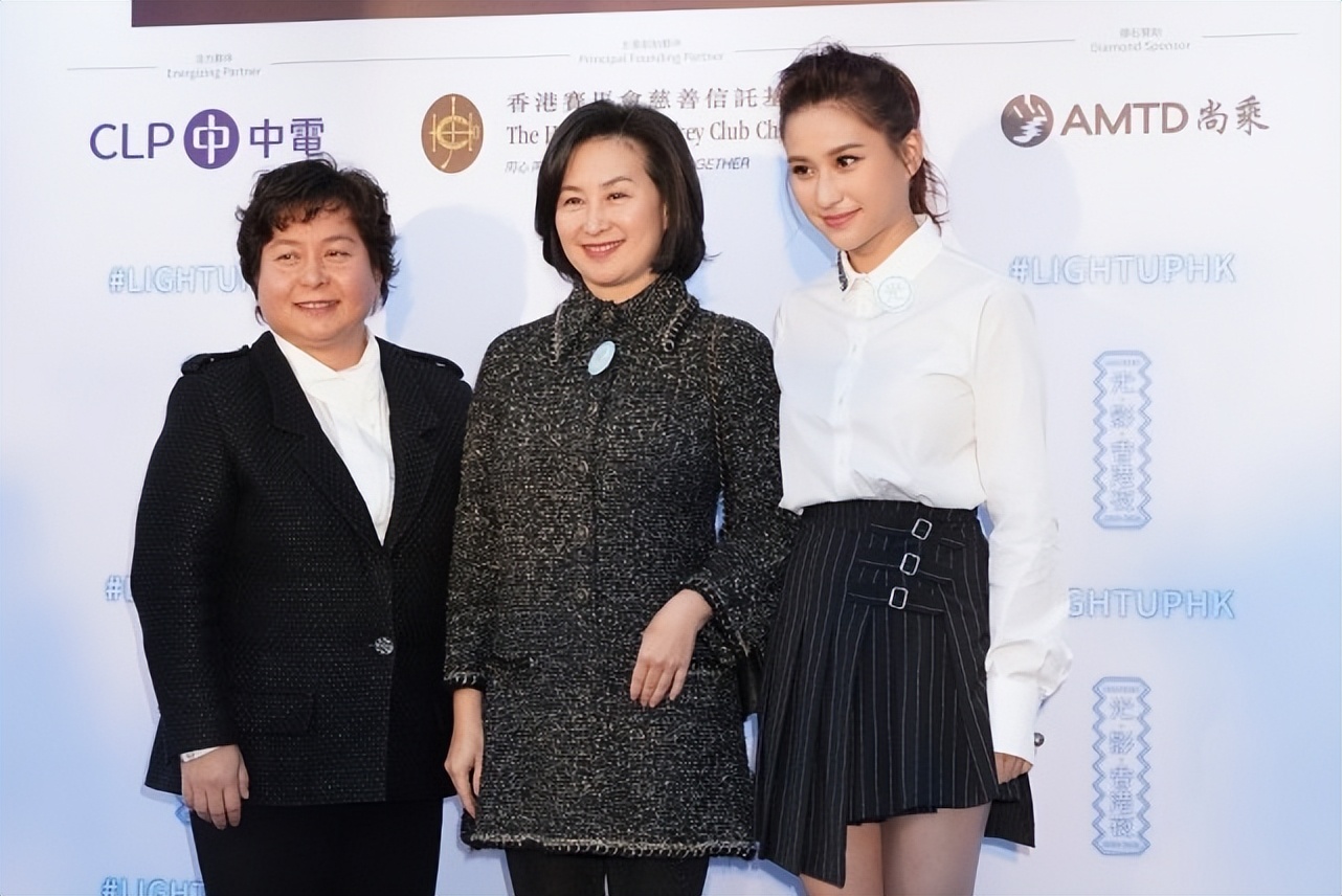 何超琼和何超莲不愧是同父异母,虽然一样的高贵,但各自气质不同