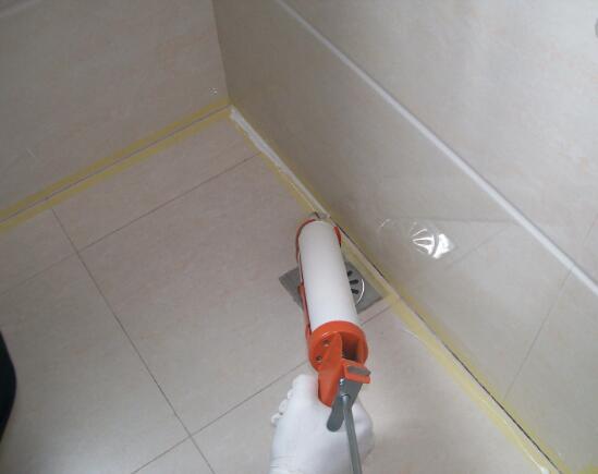 糟心的卫生间玻璃胶，不到一年缝隙变黑，到底如何能变干净？