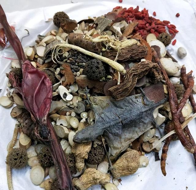 厦门药店老板晒中药被偷，小偷泡酒后饮用身亡，法院给出合理判决