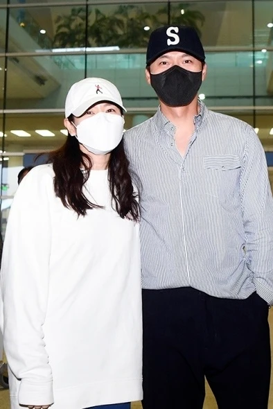 孙艺珍|飞机上偶遇玄彬孙艺珍，全体同机乘客给两人送祝福，孙艺珍笑着感谢