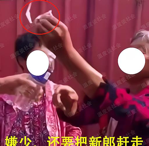 不让新郎接亲?新娘的姨妈嫌红包少把钱扔在地上,还要把新郎赶走