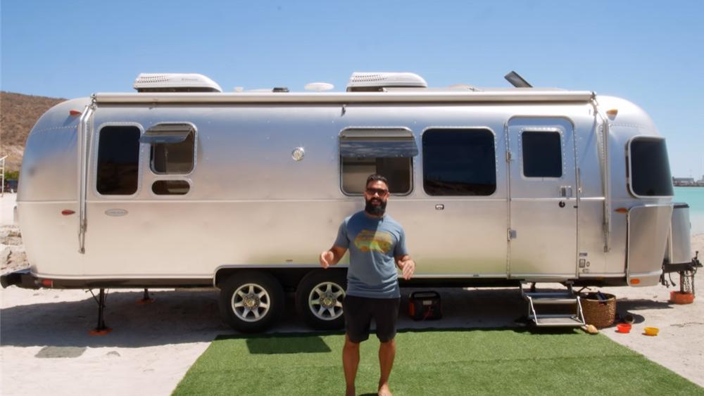 一家四口放弃一切，在17㎡拖车小家里住3年，过起居无定所的日子