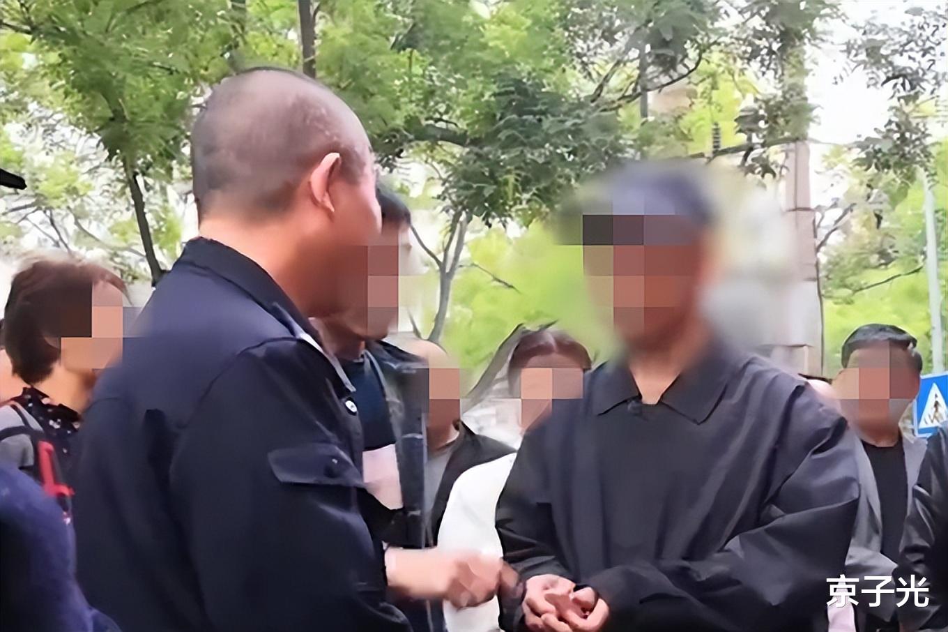 重庆老人逛超市钥匙扣触发安检报警,遭保安强行搜身:没偷不会响
