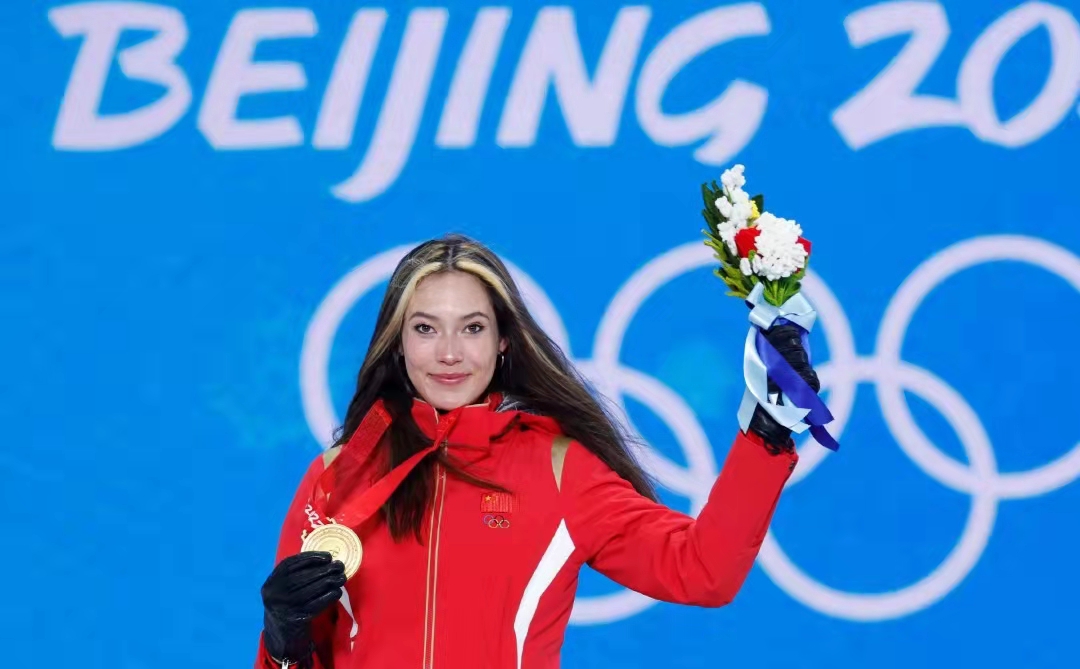 谷爱凌|看！谷爱凌高唱“义勇军进行曲”！今夜颁奖典礼，谷爱凌唱响国歌