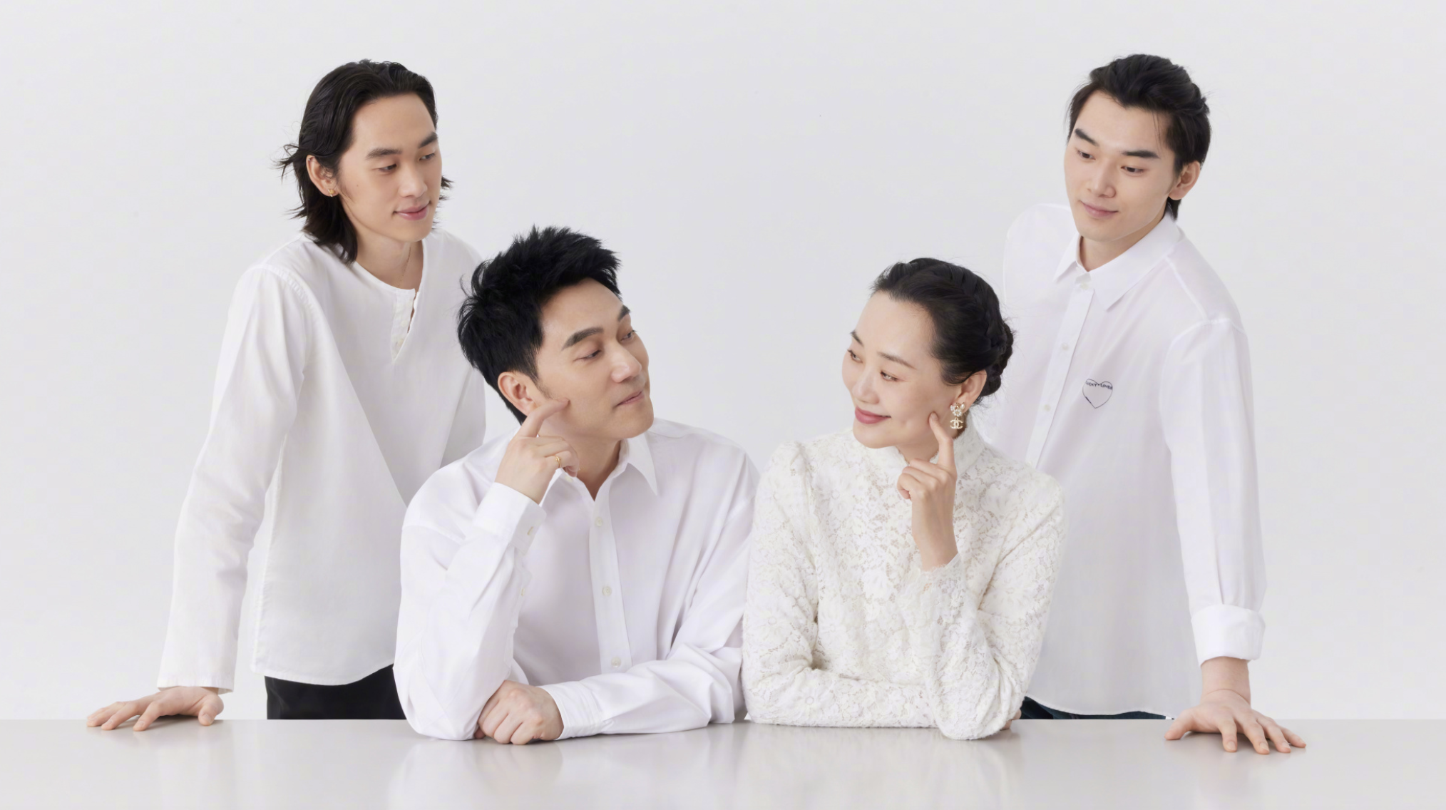 林依轮|林依轮除夕晒一家12口全家福，岳父是建国英雄！