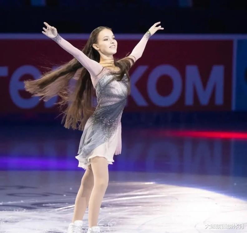 谢尔巴科娃|少女心爆棚!谢尔巴科娃晒闺房:小熊玩偶堆满房间,旗袍手办抢镜