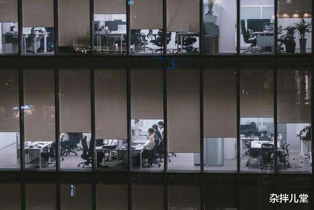 应届生|应届生600人大群怼加班，领导“秒怂”，用命换钱的时代结束了？