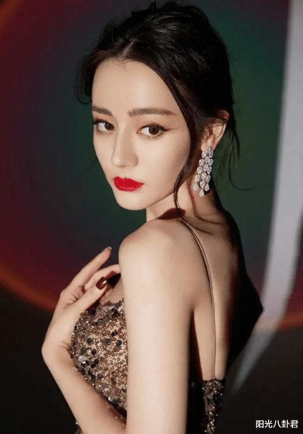 明星素颜 素颜寡淡无味,妆后美到发光,建议这8位女星直接把妆“焊”脸上