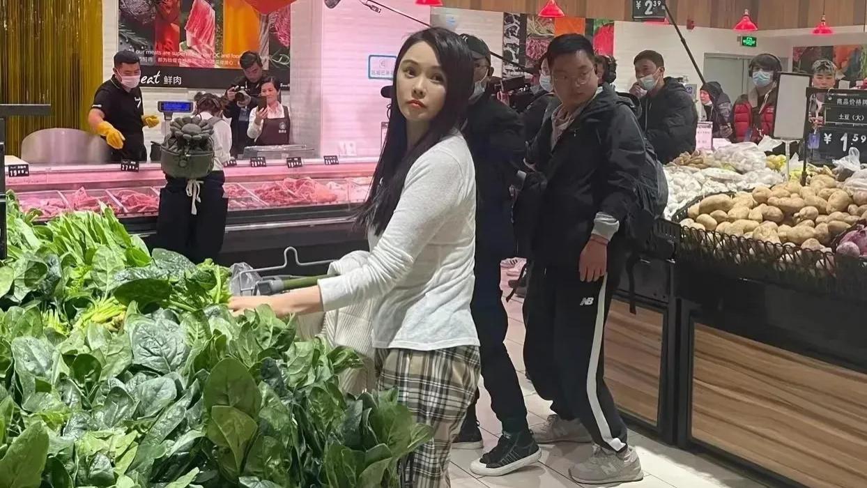 伊能静|54岁伊能静亲自买菜！身材发福初现大妈气质，脸上终究还是出现了岁月的痕迹