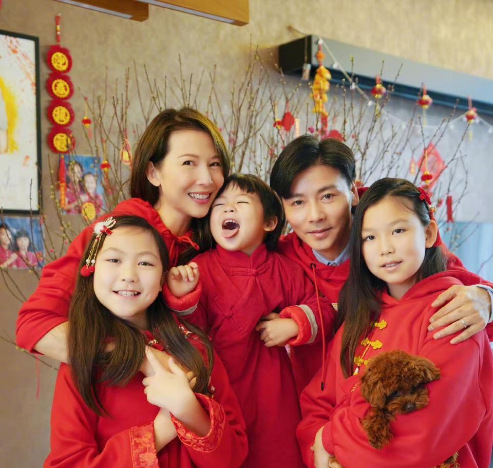 蔡少芬|蔡少芬情人节独自吃早餐,自称很孤独,但却嘱咐张晋好好干活赚钱