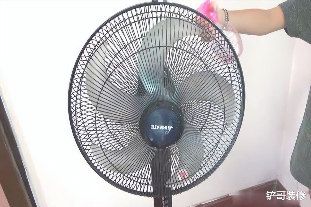 不管电风扇有多脏,教你正确方法,不用拆不用洗,去灰又快又干净