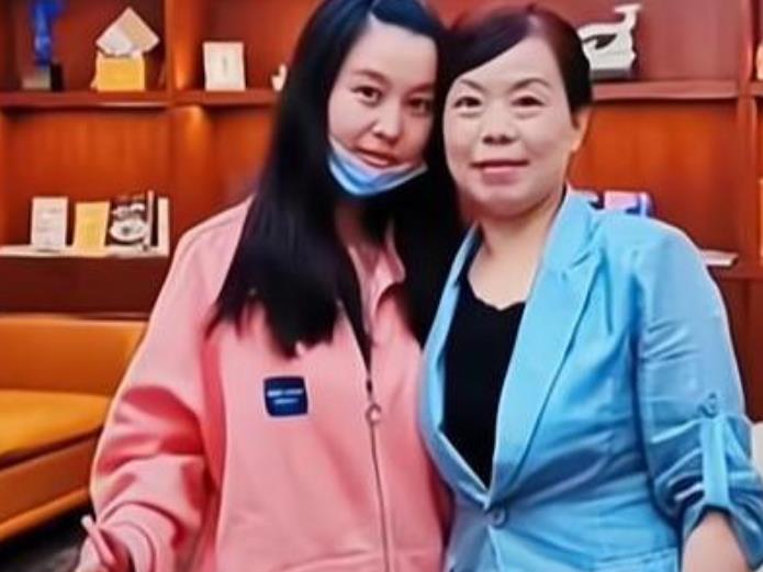 母亲节|田静妹妹罕见发声,母亲节晒全家过往合照,评论区怒怼只爱钱说法