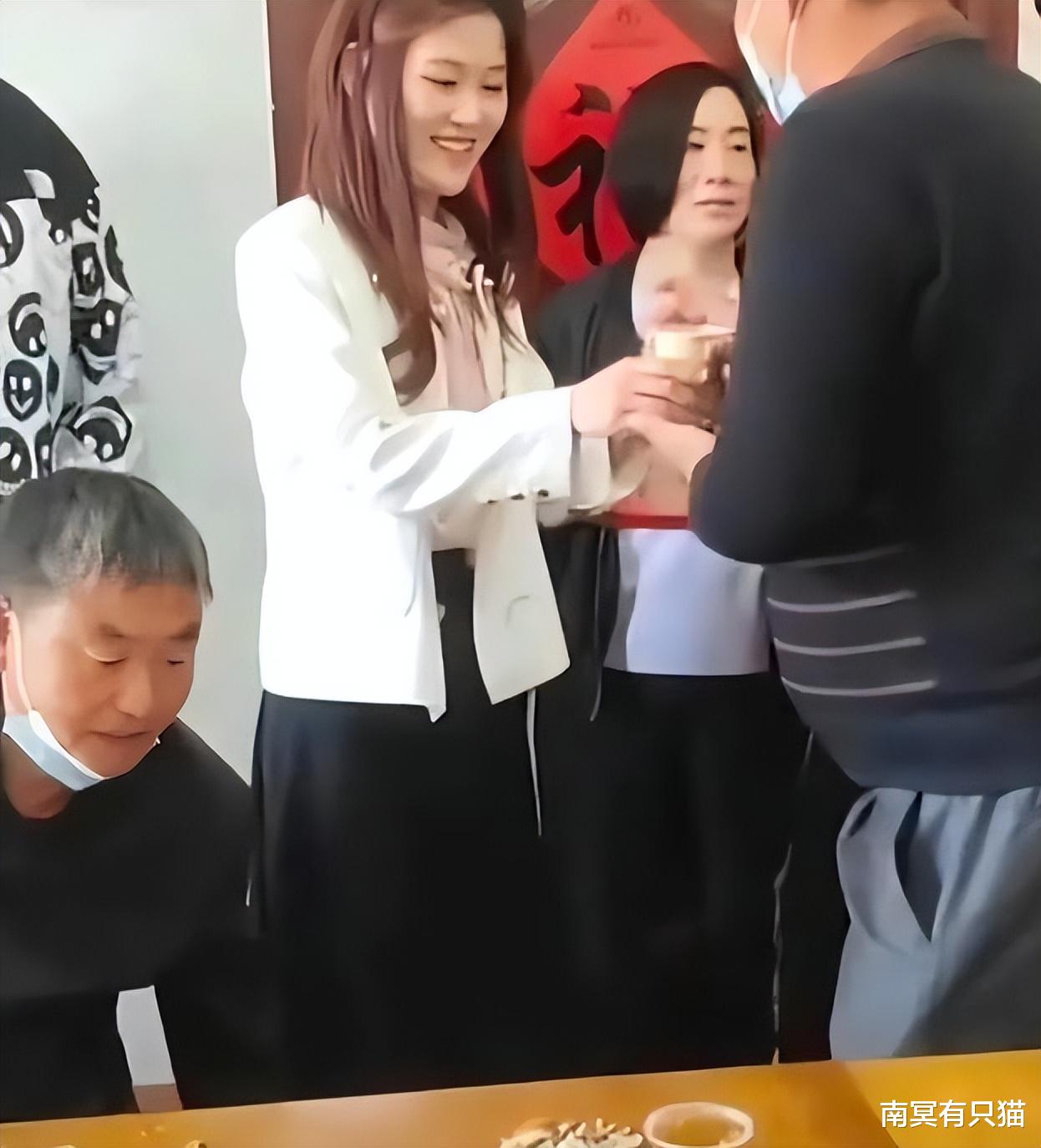 朱之文|大衣哥看走眼了?朱小伟丈母娘罕见露脸,网友:看面相就不是好人