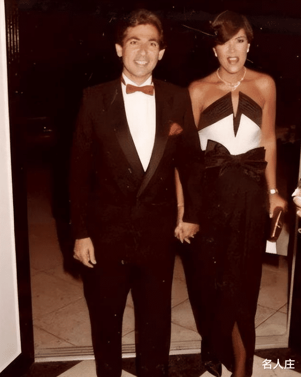 克里斯|卡戴珊妈妈：靠男人往上爬，离婚两次仍信爱情，前夫已成“闺蜜”