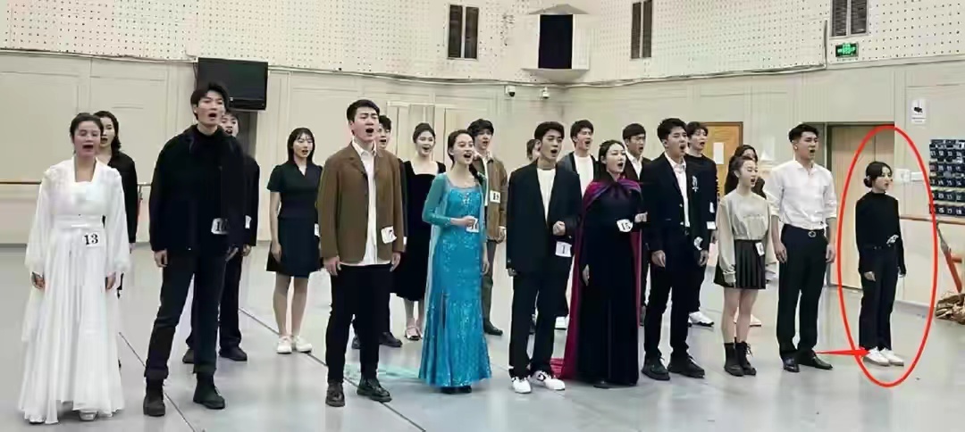 张子枫|孙俪妹妹在北影地位高！穿礼服站C位超自信，张子枫却只站在边角