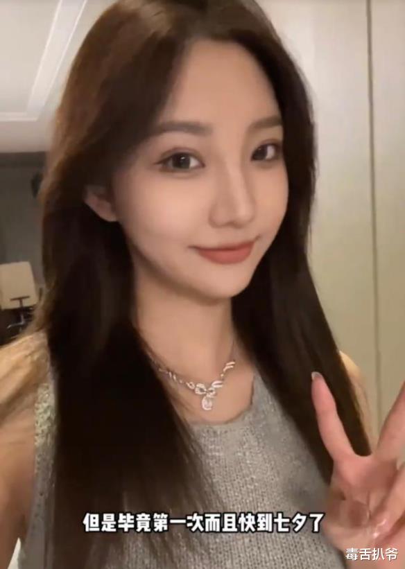 王思聪|王思聪带美女海边骑马！眉头紧锁状态差，女友七夕还在高调秀恩爱