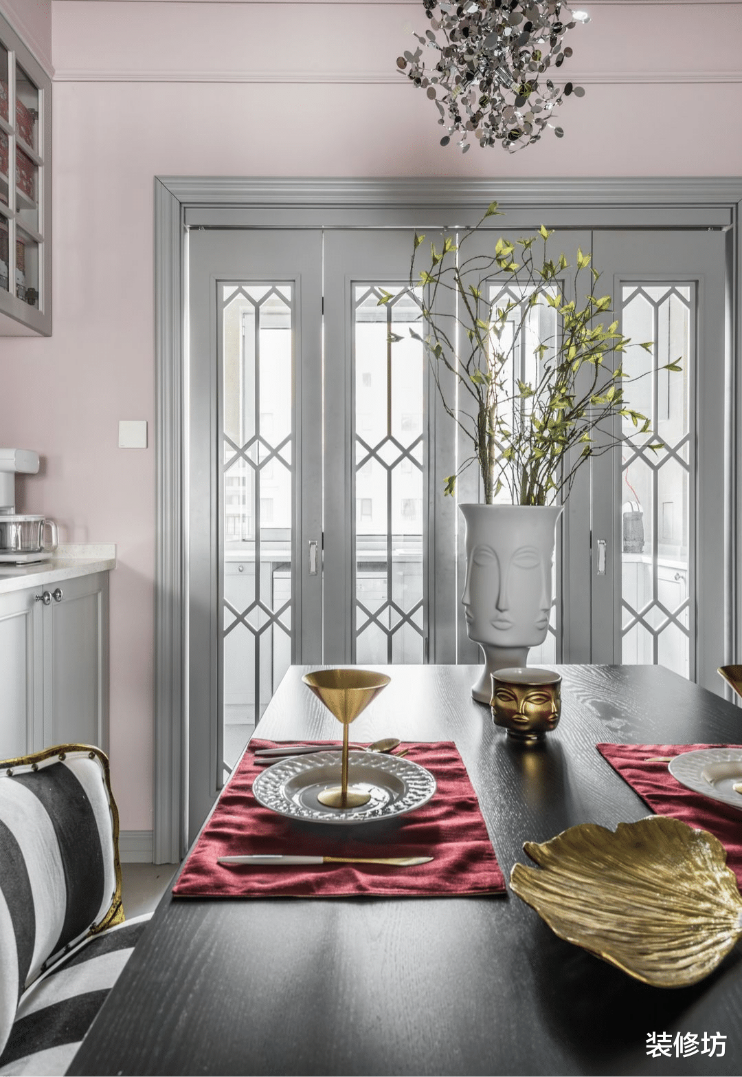 这个女孩把所有粉色都搬回了家,温柔浪漫,打造完美闺房