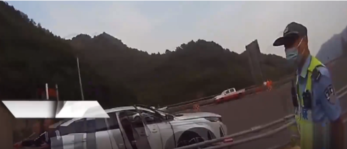 邢台。在某段高速路上,一名男子一丝 不挂跪在地上,做着怪异的举动