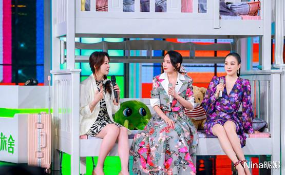 钟丽缇|钟丽缇一家过节,她穿红色戴猫耳朵打扮隆重,警察公公严肃像一家之主