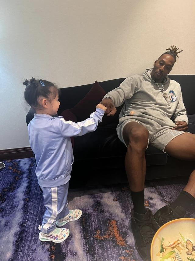 许凯|56岁吴大维老来得女,久违现身高调晒娃