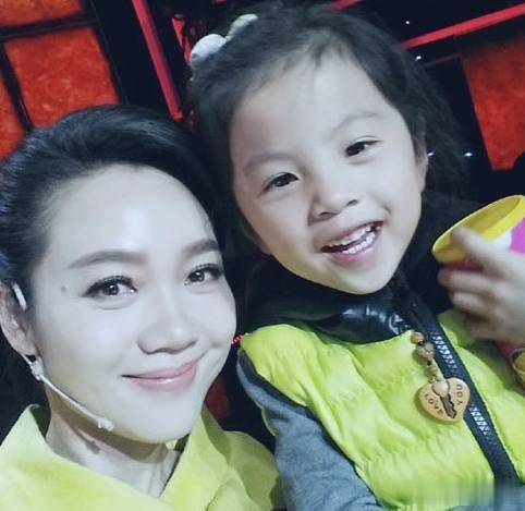 周涛|54岁周涛在高铁站低调排队!素颜出镜遮挡严实,低头玩手机太专注