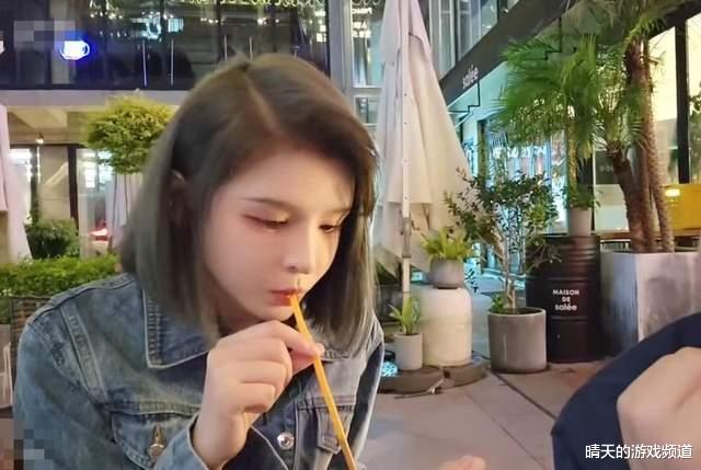 钱小佳|钱小佳约整容妹喝酒,昔日旧友相见不识,为美削骨真的太狠了!