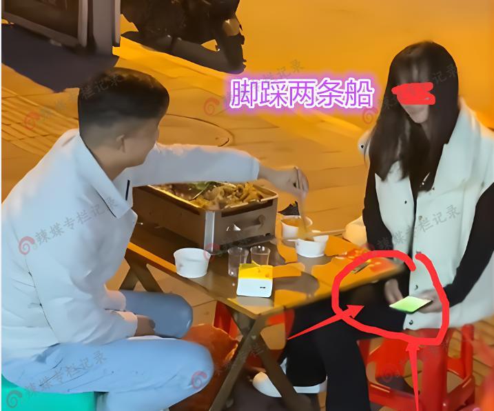 女子和网恋男友相亲,手机上还和别人热聊,网友:脚踩两条船