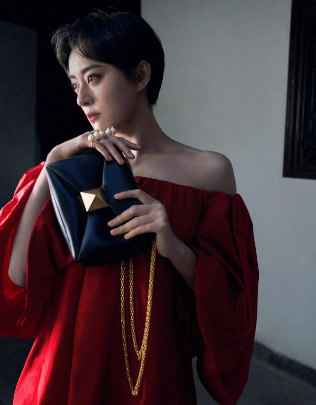 孙俪|孙俪拿高奢霸气回归时尚圈！穿中国红裙大秀小香肩，绝美气质大提升