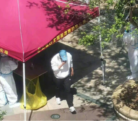 彭于晏|彭于晏现身上海某小区做核酸，引发轰动遭蹲守，还被误会当志愿者