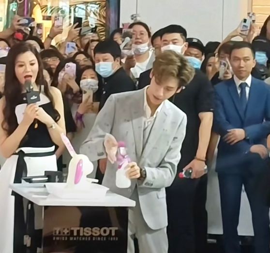 郑罗茜|沈阳：罗云熙商场参加活动，三层楼都被站满，“羡慕现场的姐妹”